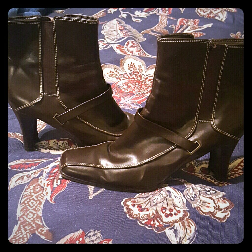 Etienne Aigner booties